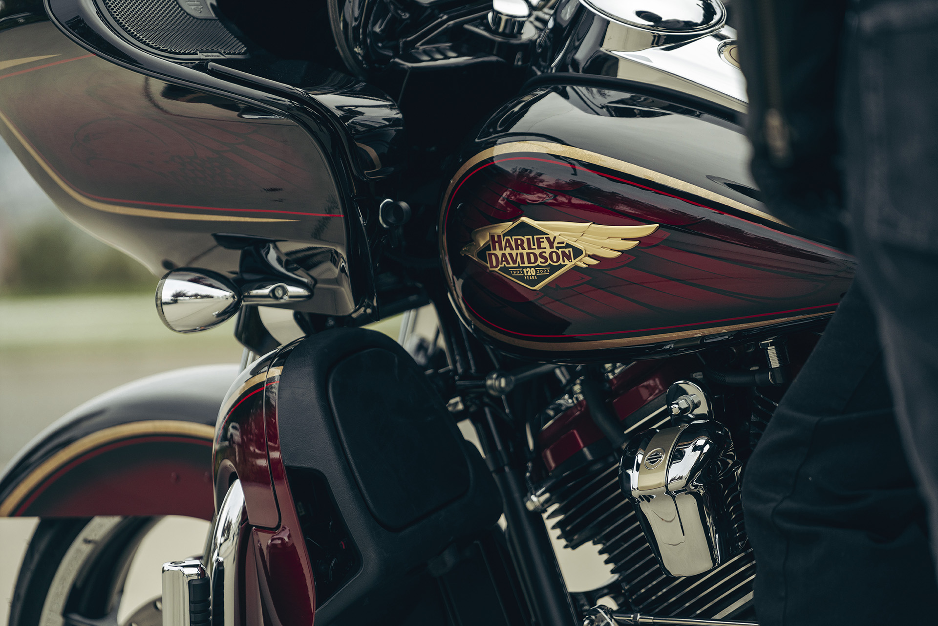 23-fltrkseanv-cvo road glide ltd anniversary-detail-bc-0022 Sml